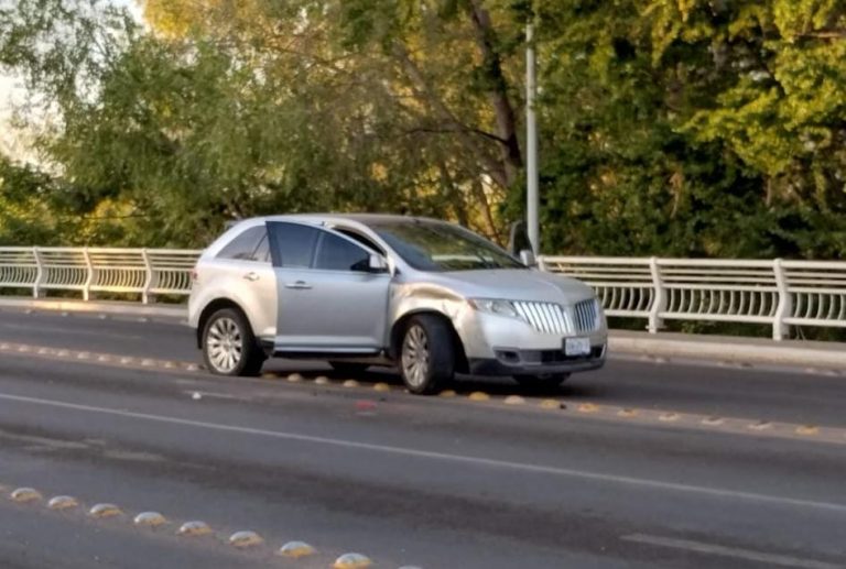 Roban camioneta, la chocan y abandonan