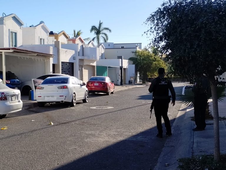 Subía a auto y le disparan; fallece en hospital