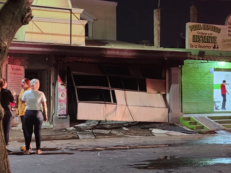 Deja 4 intoxicados incendio en vivienda