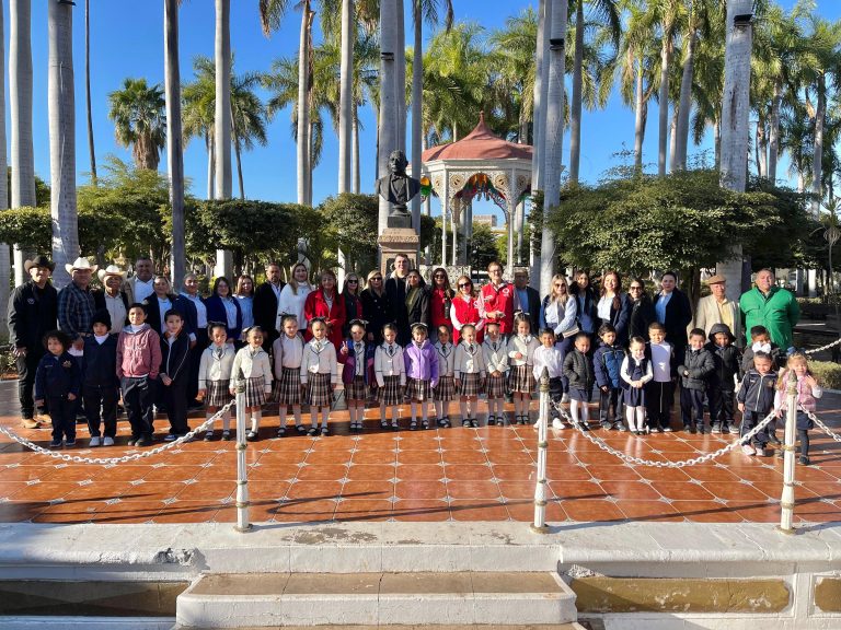 Se reúnen en Plaza de Armas por 108 años de la Constitución
