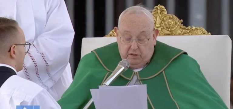 Presenta el Papa dificultades para respirar