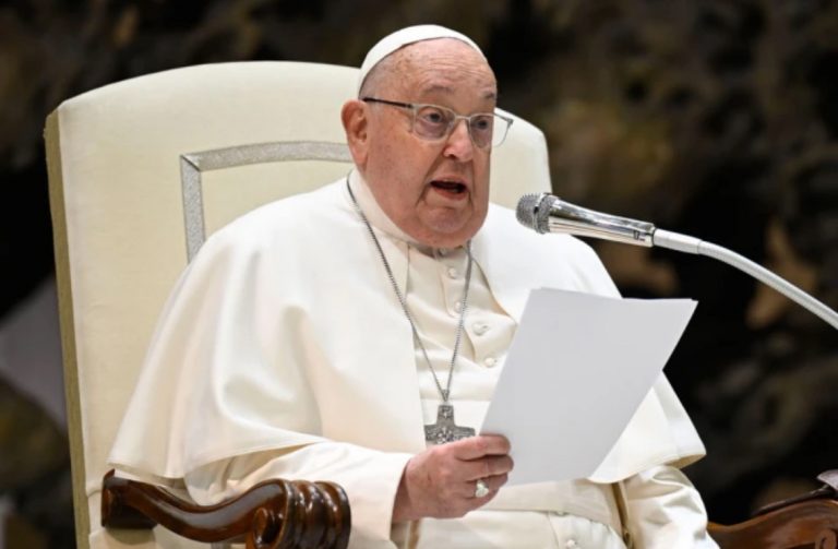 Padece el Papa neumonía y bronquitis asmática