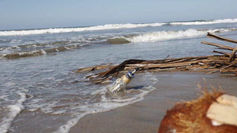 Hallan misteriosa botella con mensaje en la costa de Escuinapa
