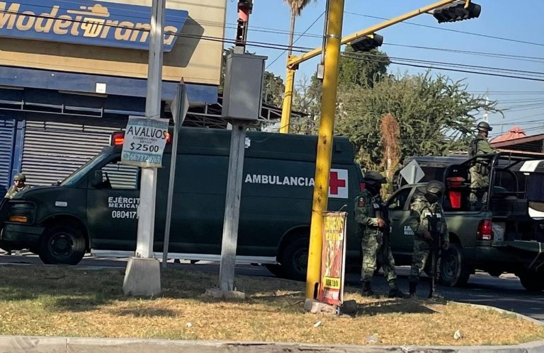 Deja un herido choque de ambulancia militar