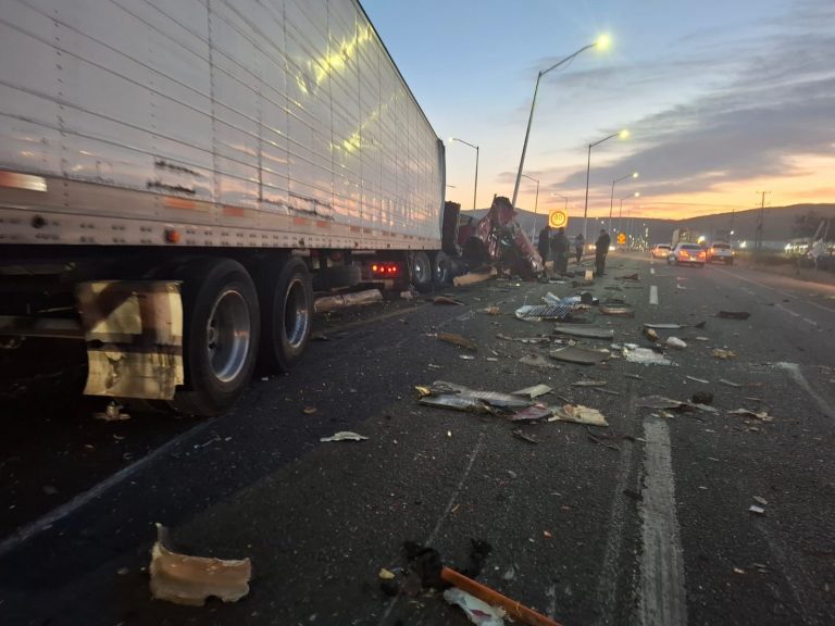 Deja un herido choque de tráileres en ‘La Costerita’