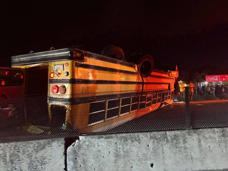 Deja varios heridos volcadura de camión de jornaleros en Guasave