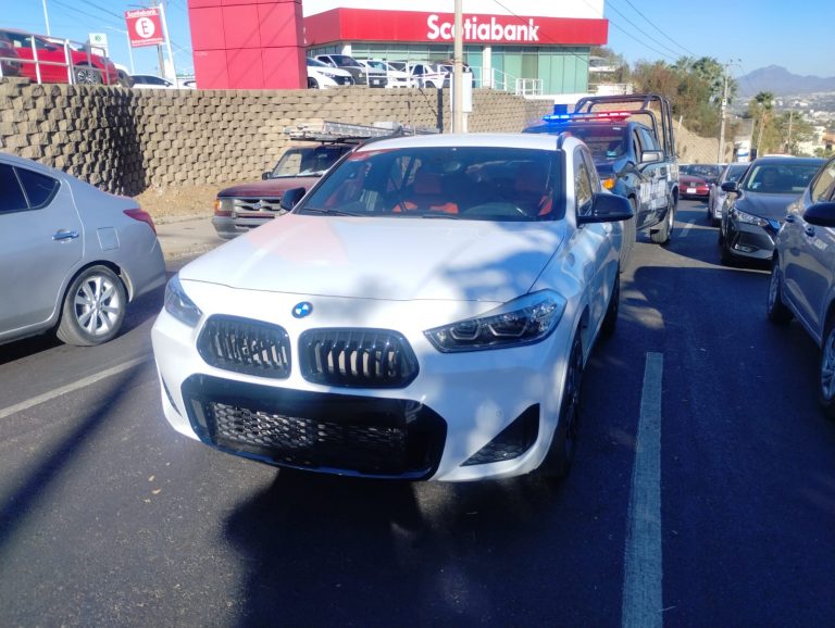 Queda en el tráfico; apagan vía satélite camioneta tras robo