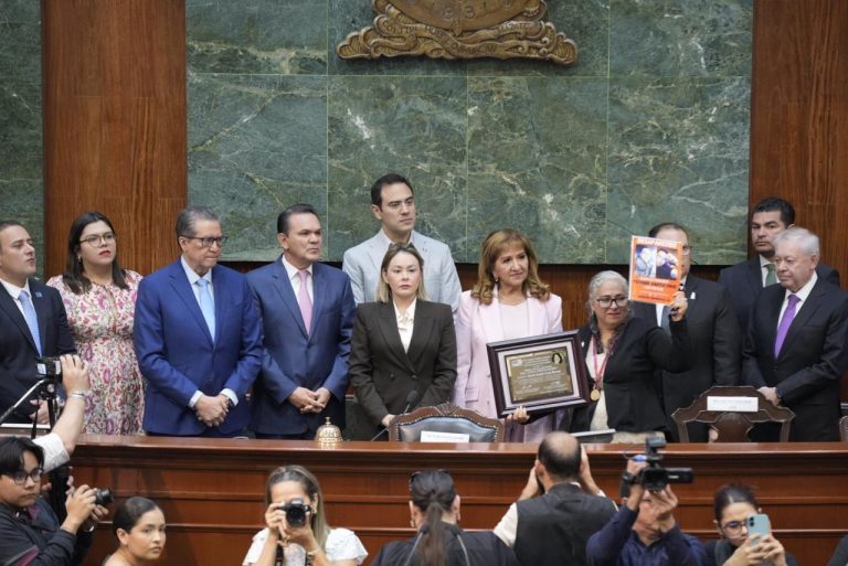 Recibe premio Norma Corona la rastreadora María Isabel Cruz