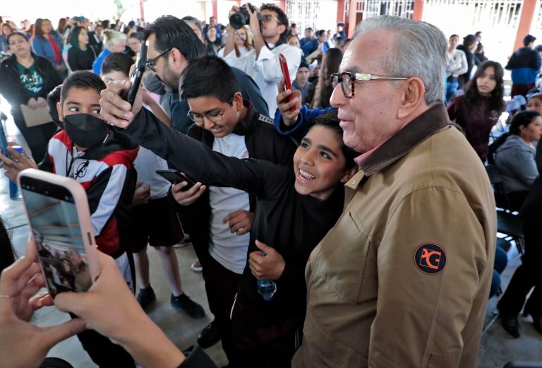 Entrega Rocha becas Rita Cetina para secundaria