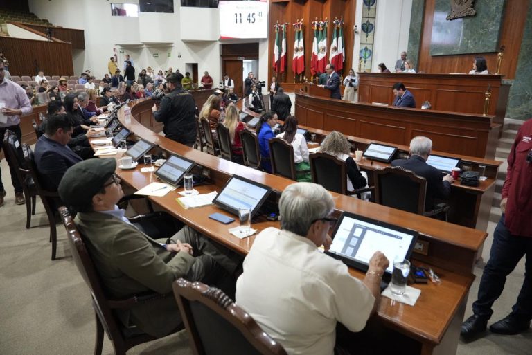 Avalan diputados locales la no reelección y nepotismo para 2030
