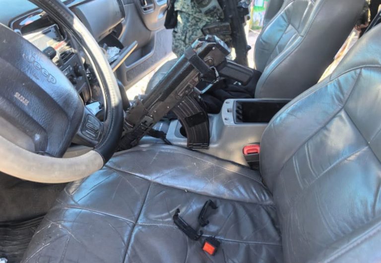 Aseguran camioneta blindada con armas