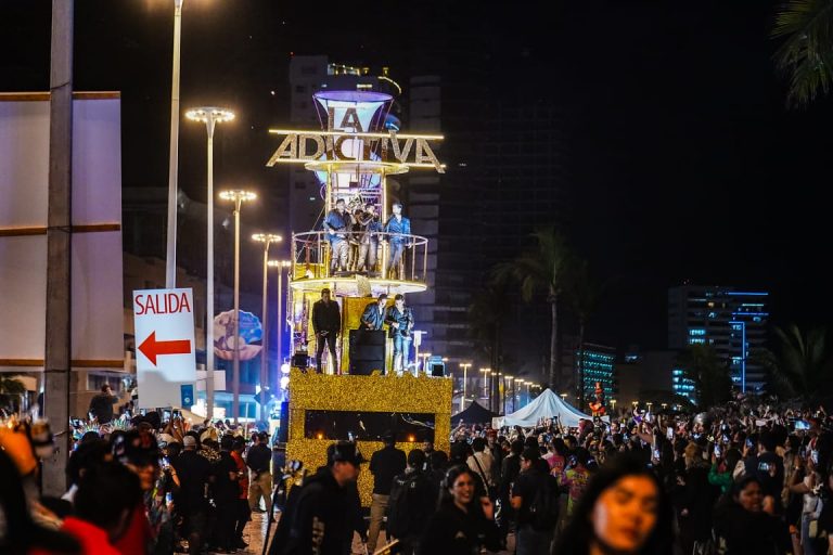 Desata ‘La Perla’ euforia en su primer desfile
