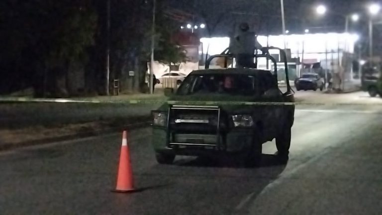 Ejecutan a 2 afuera de expendio; había 100 casquillos