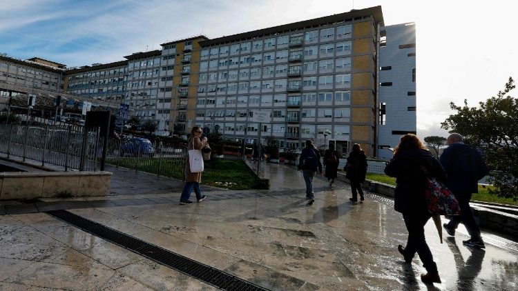 Iguala Francisco la segunda hospitalización más larga de un Papa