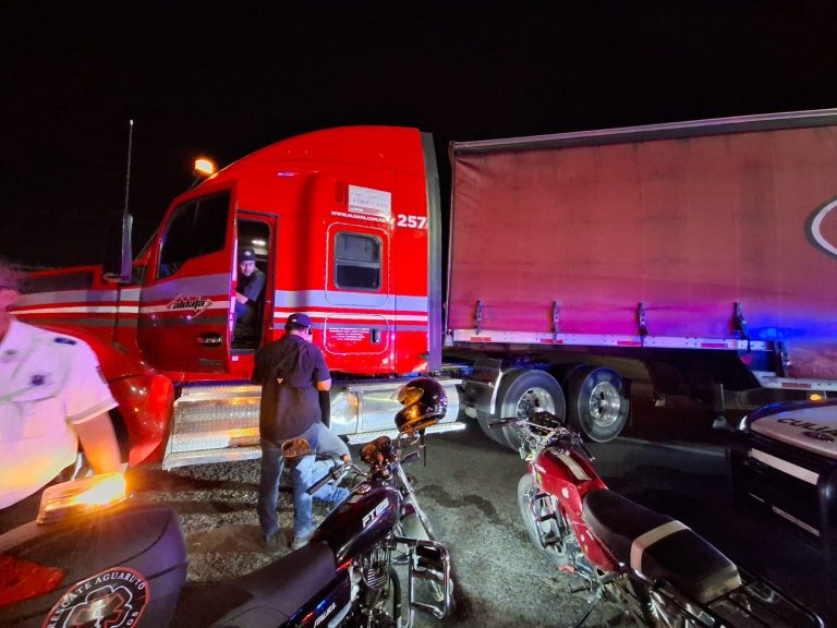 Deja 2 heridos choque de moto y tráiler en Aguaruto