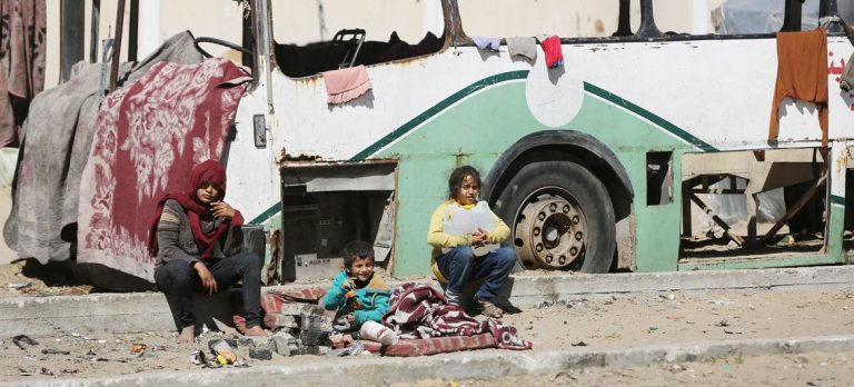 Mueren 322 niños al reanudarse ataques en Gaza