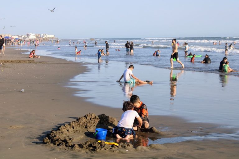 Rescatan a 2 de morir ahogados en El Tambor