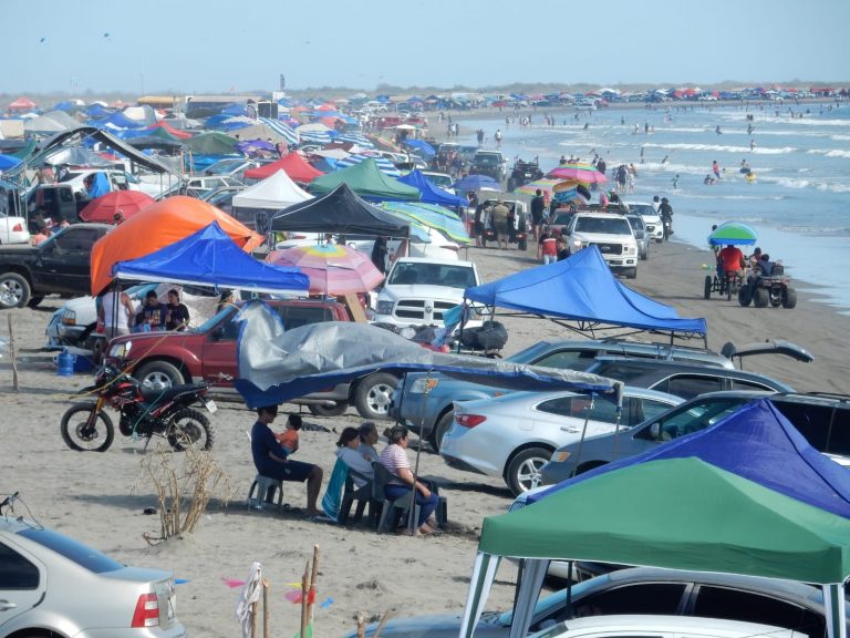 Saturadas playas de Navolato; casi 400 mil en 3 días