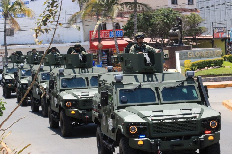 Despliegan militares blindados tácticos en Mazatlán