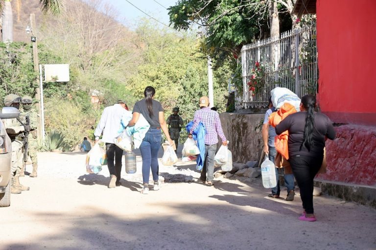 Entregan ayuda humanitaria en sierra de Choix