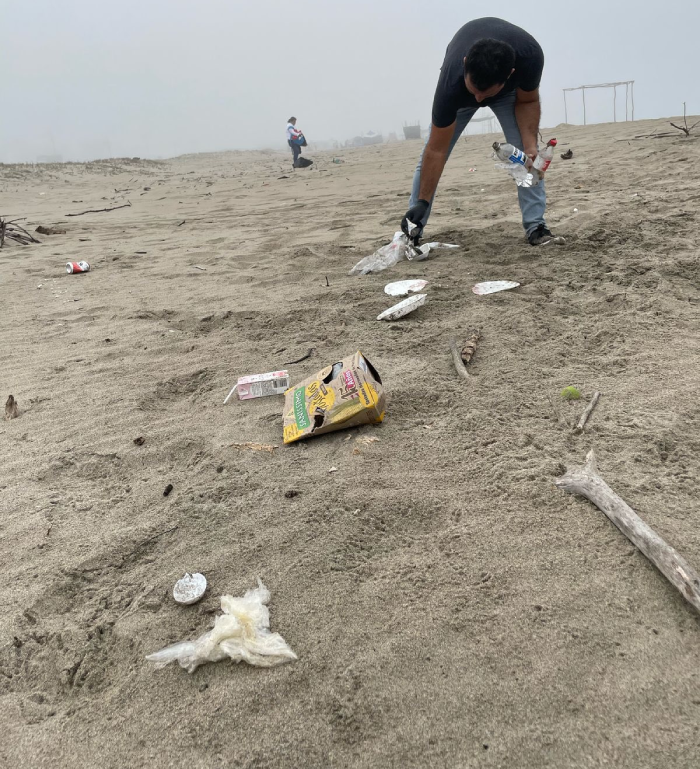 Madrugan por la basura en playas