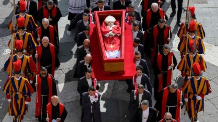 El Papa Francisco en la Basílica vaticana para funeral