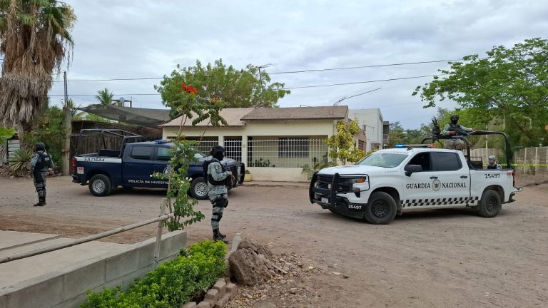 Ejecutan a 2 jóvenes a un costado de centro deportivo