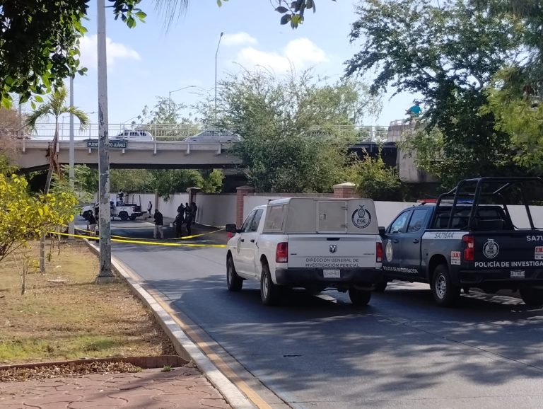 Cuelgan cadáver en el puente Juárez