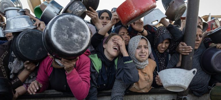 Mueren 27 tras ataque en reparto de comida en Gaza