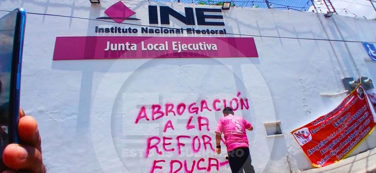 Vandalizan maestros sedes del INE en Guerrero