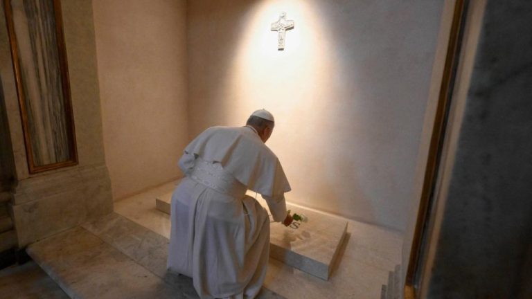 Reza el Papa en la tumba de Francisco