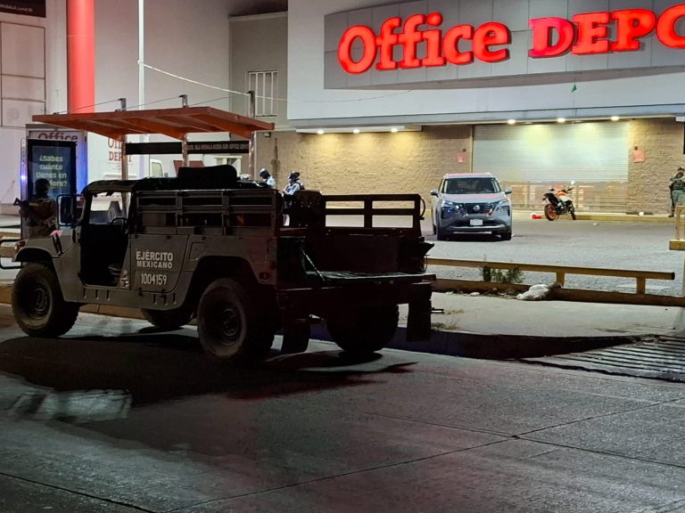 Disparan a automovilista en negocio de Isla Musala