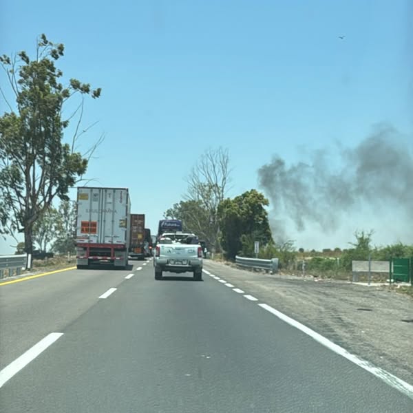 Deja 2 heridos y una decena de autos siniestrados volcadura de tráiler en Maxipista