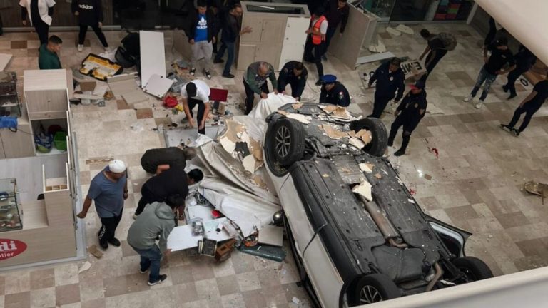 Cae camioneta desde el tercer piso en una plaza de CDMX