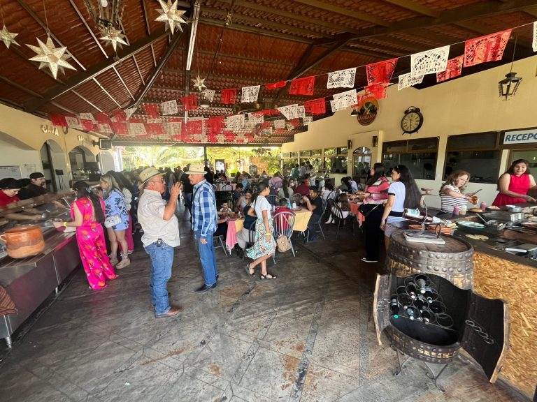 Festejan madres navolatenses con baile y en familia