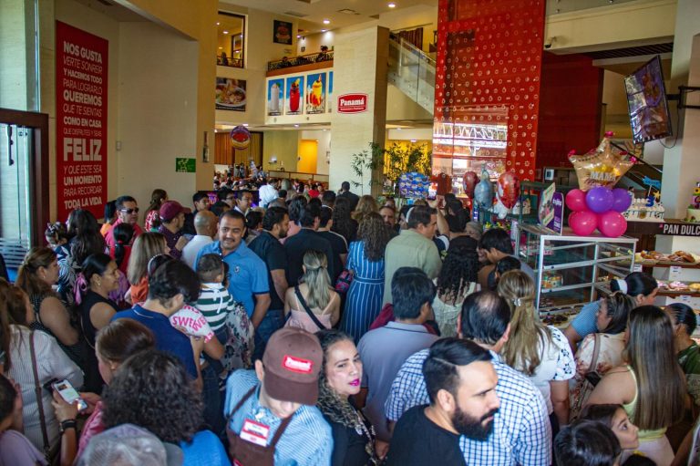 Hacen madres fila en restaurantes de Culiacán