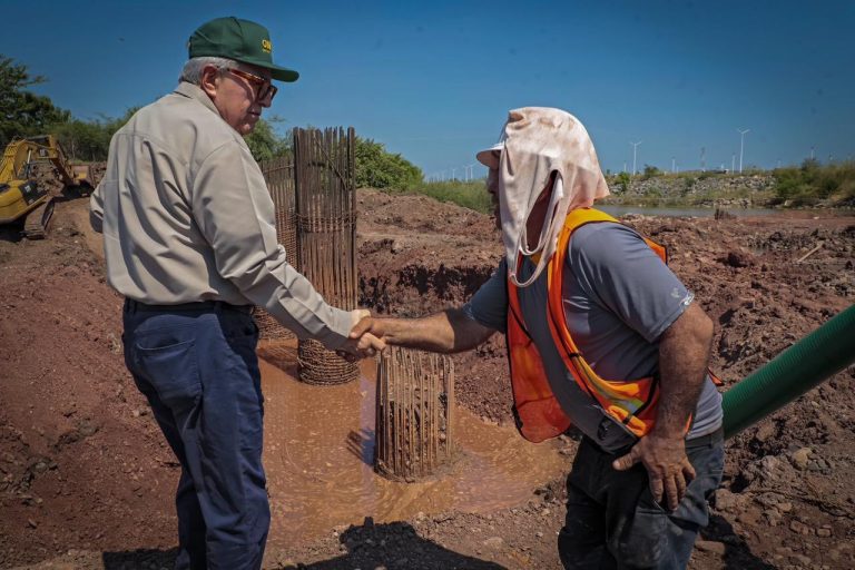 Saluda Rocha a albañiles en su día