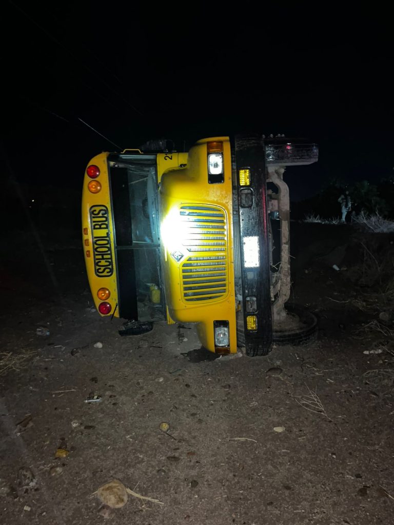 Vuelca camión de transporte de personal en Costa Rica