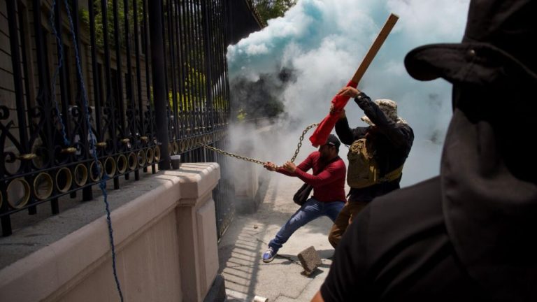 Revienta ‘guerrillera’ en Segob durante reunión de la CNTE