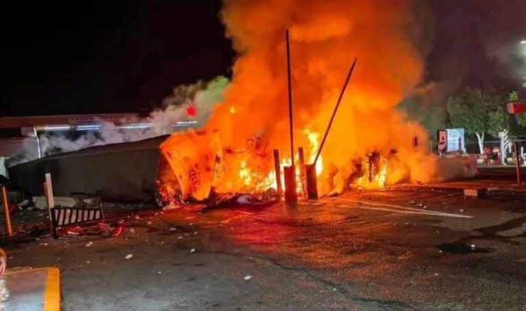 Choca tráiler contra caseta de cobro en Angostura: 3 muertos