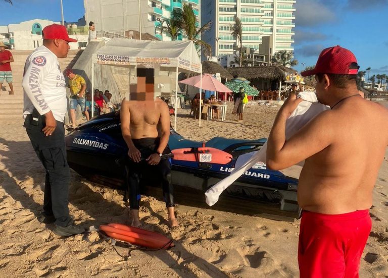 Rescatan a 3 jalados por el mar