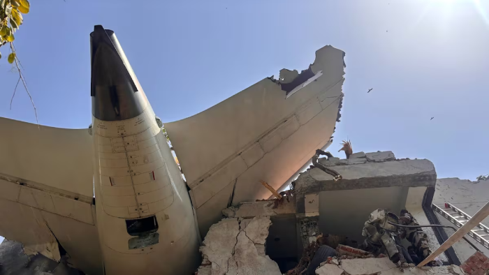 Más de 200 muertos tras caer avión en India