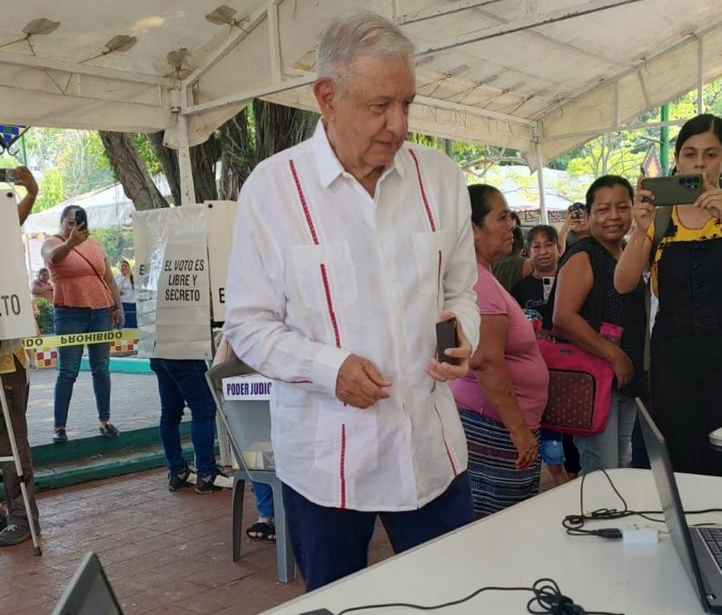 Reaparece AMLO tras 9 meses de ausencia