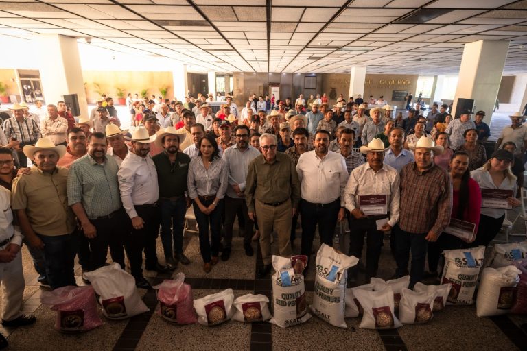 Entrega Rocha semilla a productores de temporal y ganaderos