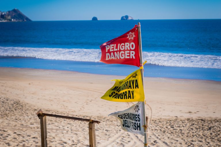 Fallece bañista ahogado en playa de Mazatlán