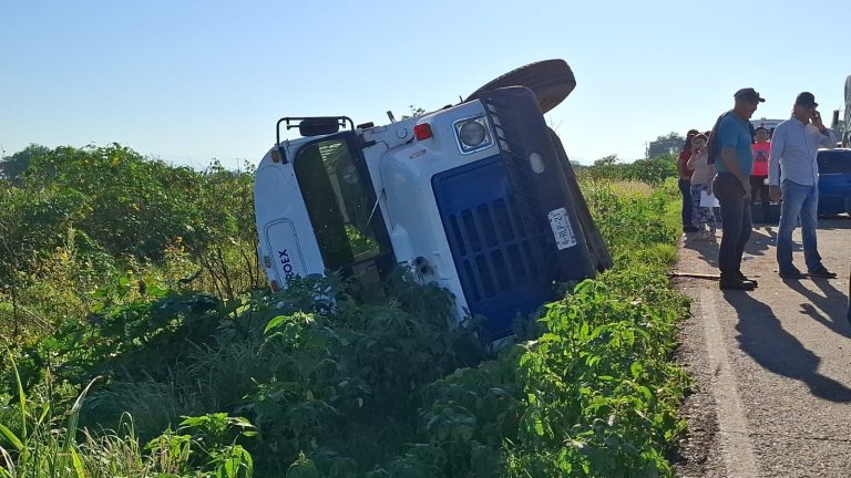 Deja 5 heridos choque de camión de jornaleros en ‘La Palma’, Navolato