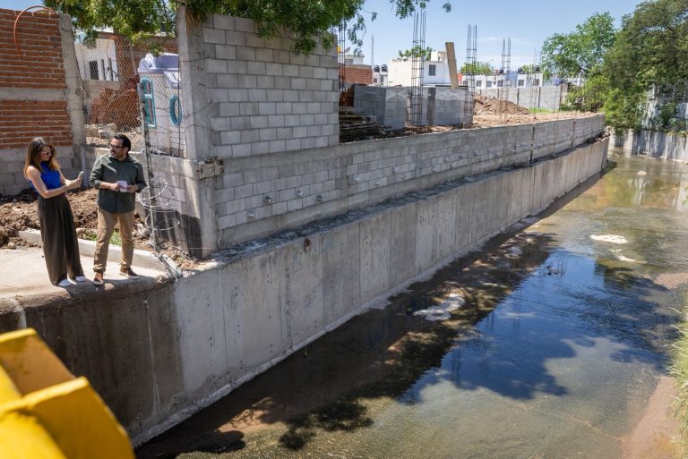 La calle se convierte en arroyo cuando llueve, reclaman a alcalde de Culiacán