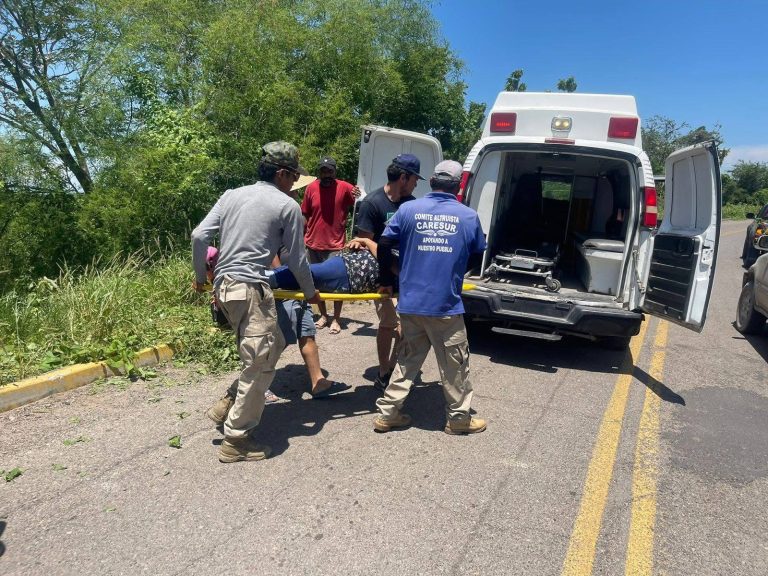 Derrapa moto y quedan heridos sus 3 tripulantes