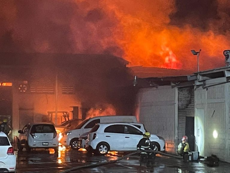 Evacuan a 100 tras incendio en  Bachigualato