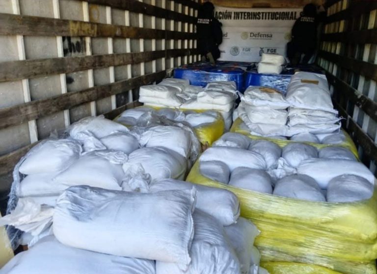 Aseguran en Culiacán camión de carga con precursores químicos